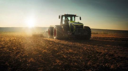 Bivalyerős traktorokkal újított a Claas