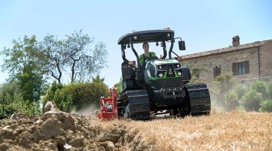 Ez meredek: az új lánctalpas DEUTZ-FAHR traktornak nem számít