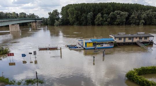 45 kilométeren a legmagasabb a készültség. Mutatjuk, melyik folyó mikor, hol tetőzik