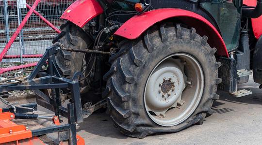 Traktor és autó karambolozott