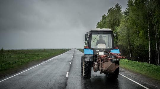 Közlekedhet traktor autópályán?