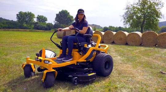 Fáradhatatlan fűnyíró traktor helyben történő fordulással