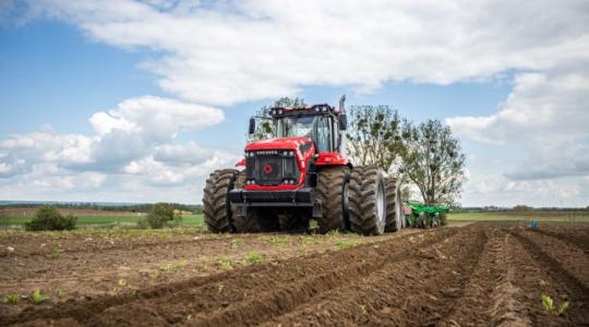 Ilyen, amikor együtt szánt a Zetor, a Kirovets és a Fortschritt! + VIDEÓ 