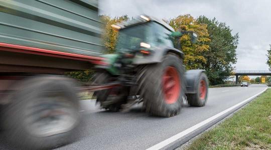 Egy pótkocsit vontató traktor karambolozott