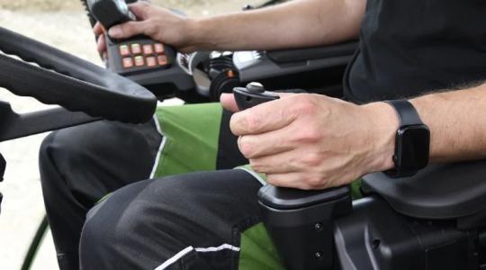 Itt az első traktor, ami joystickkal is irányítható!