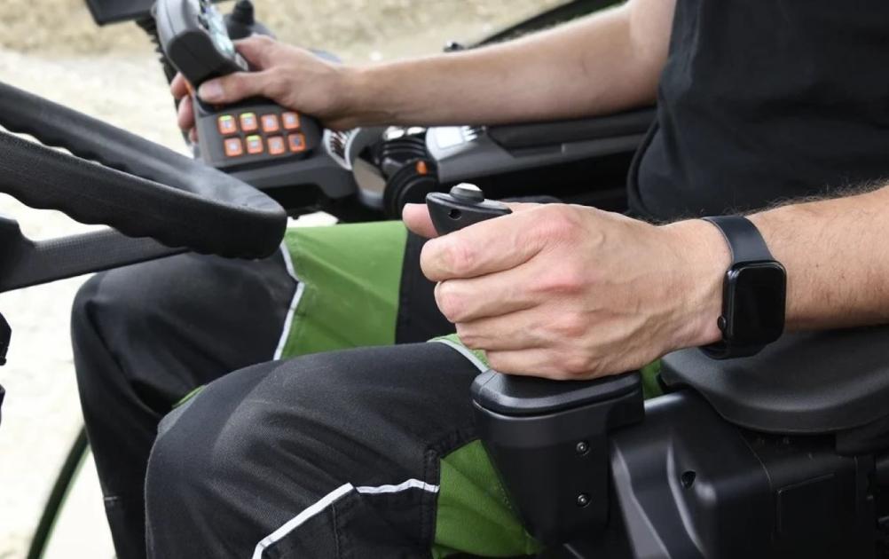 Itt az első traktor, ami joystickkal is irányítható!