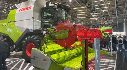 Iroda a fülkében, autonóm nagytraktor, félelektromos kombájn