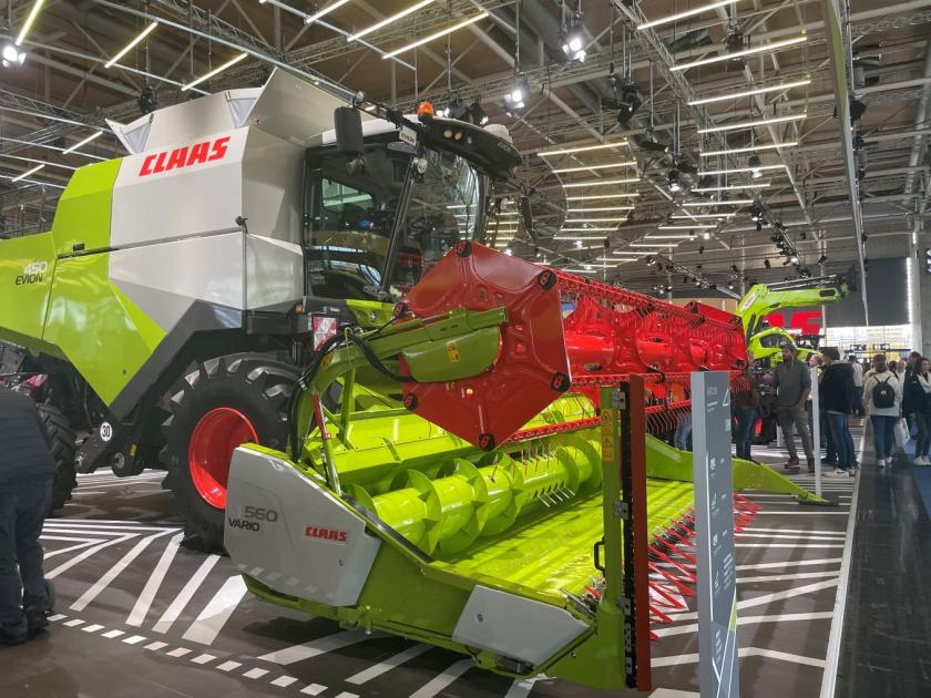 Iroda a fülkében, autonóm nagytraktor, félelektromos kombájn