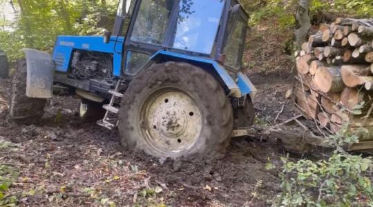 Az igazi off road, amikor az erdőben akad el a Belarus