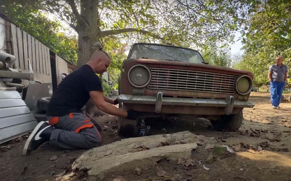 Egy LADA 23 évig állt egy fa alatt