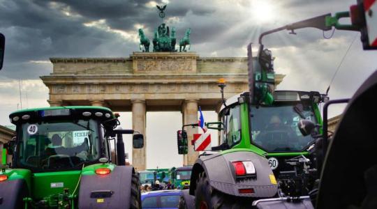 Több ezer német gazda tüntetett Berlinben, mert úgy érzik, a politika becsapta őket