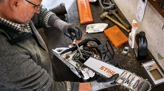 Fáradtolaj helyett minőségi kenőanyagot a motorfűrészekbe!