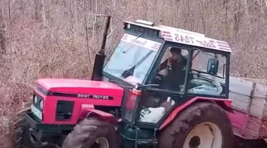 Elakadt traktor, lángoló teherautó és sár minden mennyiségben