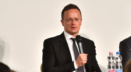 Itt van a külügyminiszter bejelentése: tenger alatti vezetékeken érkezik a zöld energia