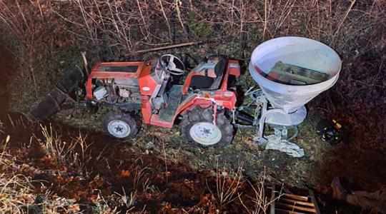 Felborult egy traktor, a vezető a jármű alá szorult