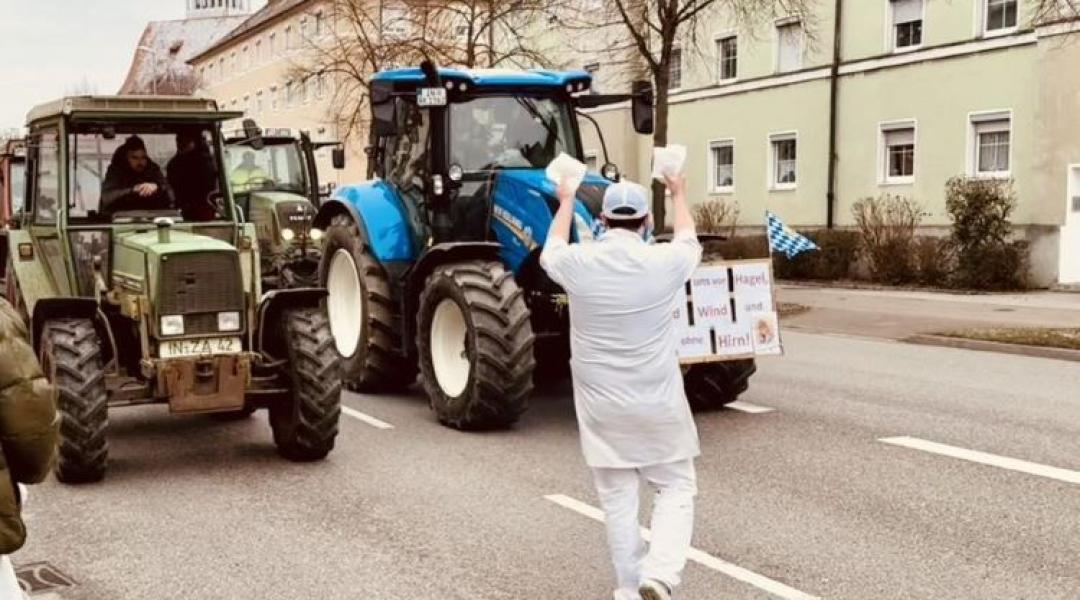 A tüntetők miatt nem ért be a tanár, egy gazda nyomta le helyette a matekórát