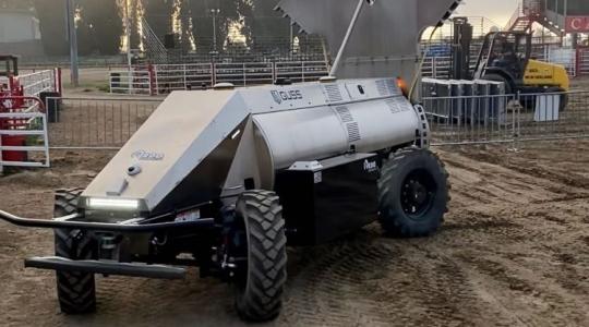 A John Deere és a GUSS bemutatta autonóm gyomirtójukat – olyan, mint egy cápa + VIDEÓ