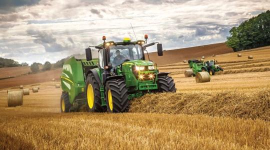 Extrém rendfelszedési kapacitás a John Deere V451R bálázótól