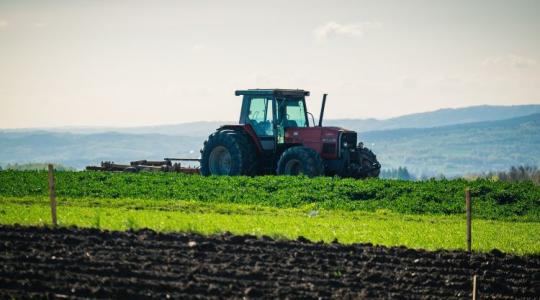 Nem fogynak az új traktorok, a gazdák inkább a meglévőt szerelik