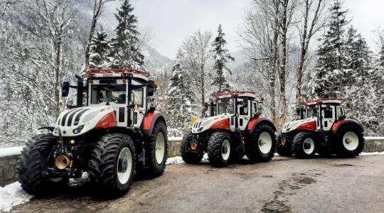 Ezek a STEYR traktorok a golyózápornak is ellenállnak