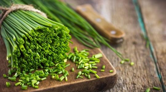Több vitamin van benne, mint az almában, és az ablakpárkányodon is megterem