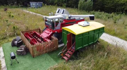 Ilyet még nem láttál: nyaraló lett a kombájnból!