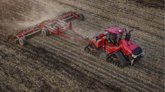 Új távlatok a magyar mezőgazdasági nagyüzemeknek a törzscsuklós traktorkirállyal: új Case IH Quadtrac 715