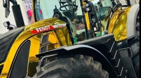 Ilyet biztos nem láttál: arany színben pompázik a Fendt 720