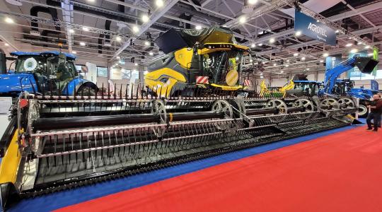 Testközelből mutatkozott be az új CR11 New Holland kombájn