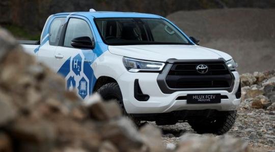 Jön a nagy kedvenc, a Toyota Hilux hidrogénes verziója