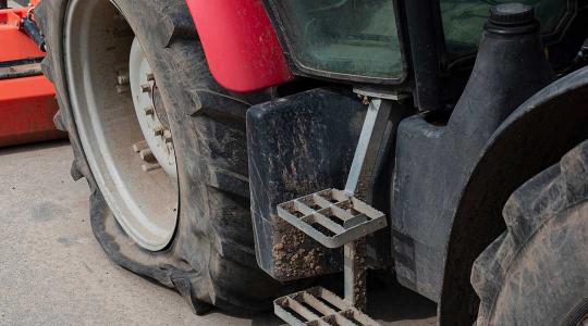 Vonattal ütközött össze egy traktor