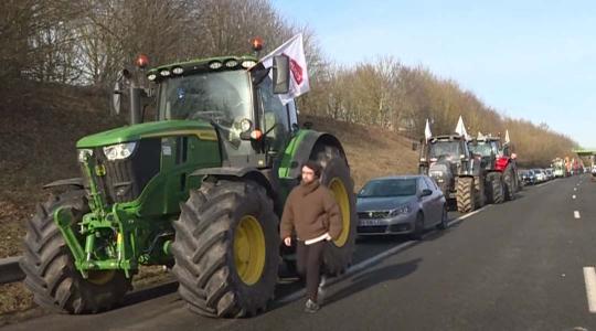 Rendőrök biztosítják, hogy a boltok polcain legyen élelmiszer