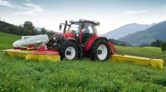 Egy traktor, melynek a hátsó tengelye is kormányozható +VIDEÓ