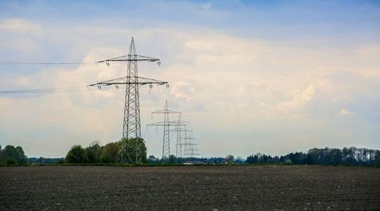 A villamos hálózatok közelében végzett mezőgazdasági munka veszélyeire figyelmeztet az MVM