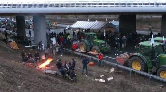 Egy francia gazda lazítóval tépte fel az aszfaltot +VIDEÓ