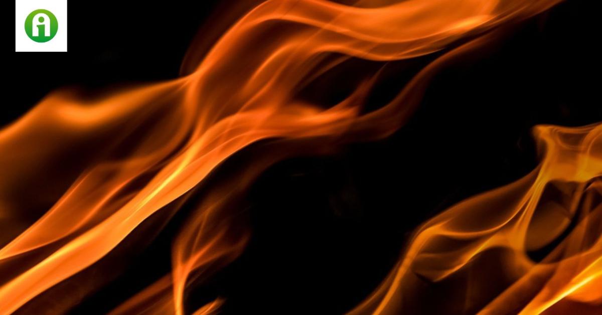 Kigyulladt egy kombájn a szántóföldön Kigyulladt egy kombájn a szántóföldön