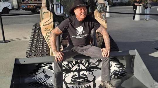 James Hetfield, a Metallica frontembere tetkója a CNH kompakt rakodóján