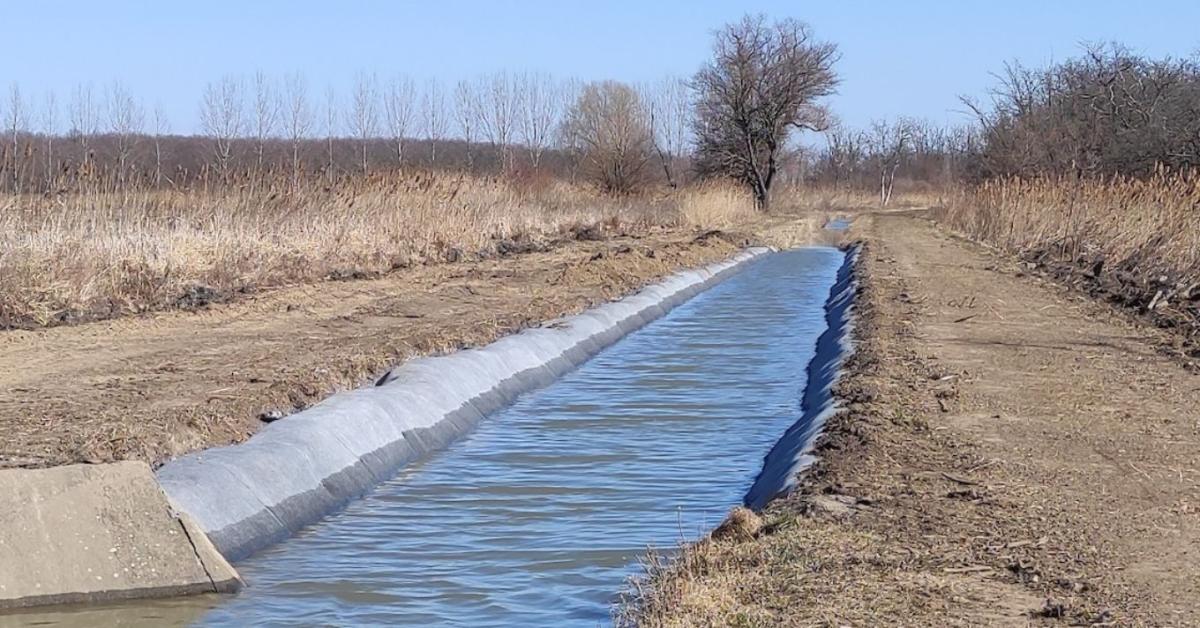 Mit tud a Concrete Canvas™ cementkötésű geokompozit, és hogyan használható árkok, csatornák építésekor?