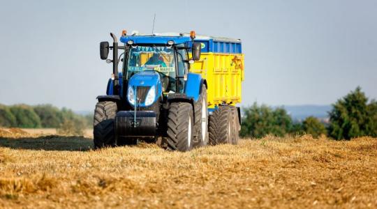 A szakma csúcsa, ahogy ez a traktoros ráfog a pótra! +VIDEÓ