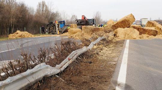 Döbbenetes baleset: szalmabálák borították be a sztrádát +KÉPEK