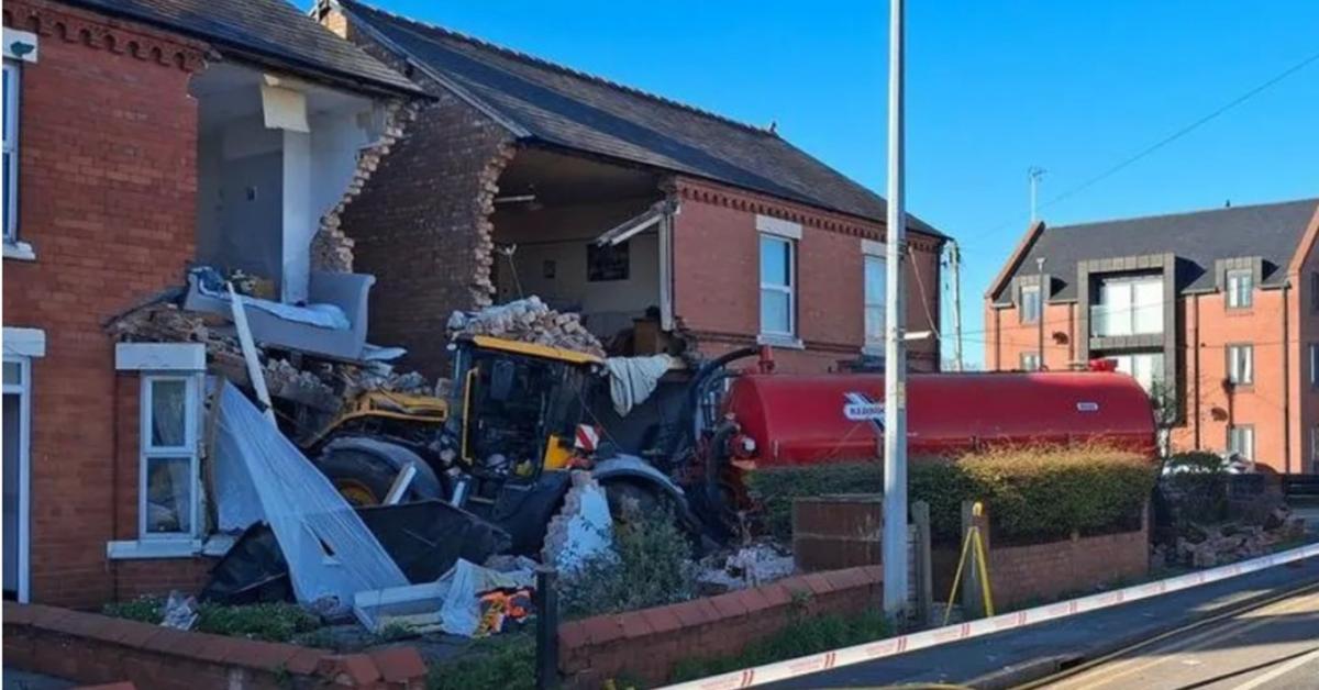 Rémálom lehetett: így csapódott a sorházakba a tartályos traktor Rémálom lehetett: így csapódott a sorházakba a tartályos traktor