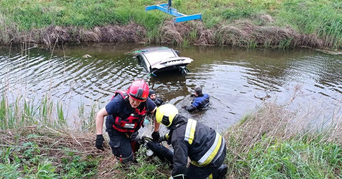 Csatornába csúszott egy autó Balatonfenyvesnél – így mentették ki