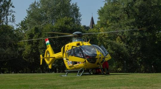 A felismerhetetlenségig összeroncsolódott a vonattal ütköző traktor A felismerhetetlenségig összeroncsolódott a vonattal ütköző traktor
