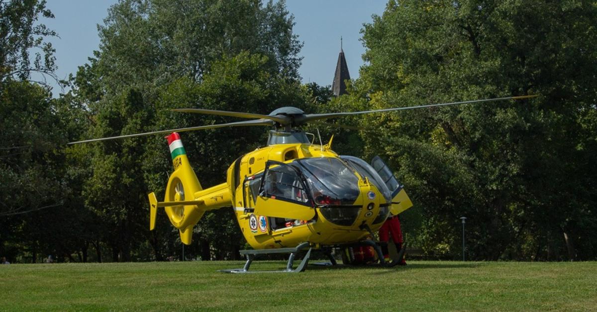 A felismerhetetlenségig összeroncsolódott a vonattal ütköző traktor A felismerhetetlenségig összeroncsolódott a vonattal ütköző traktor