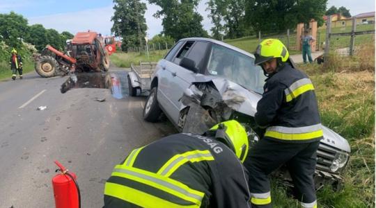 Súlyos traktoros ütközés: árokba csapódott egy SUV Súlyos traktoros ütközés: árokba csapódott egy SUV