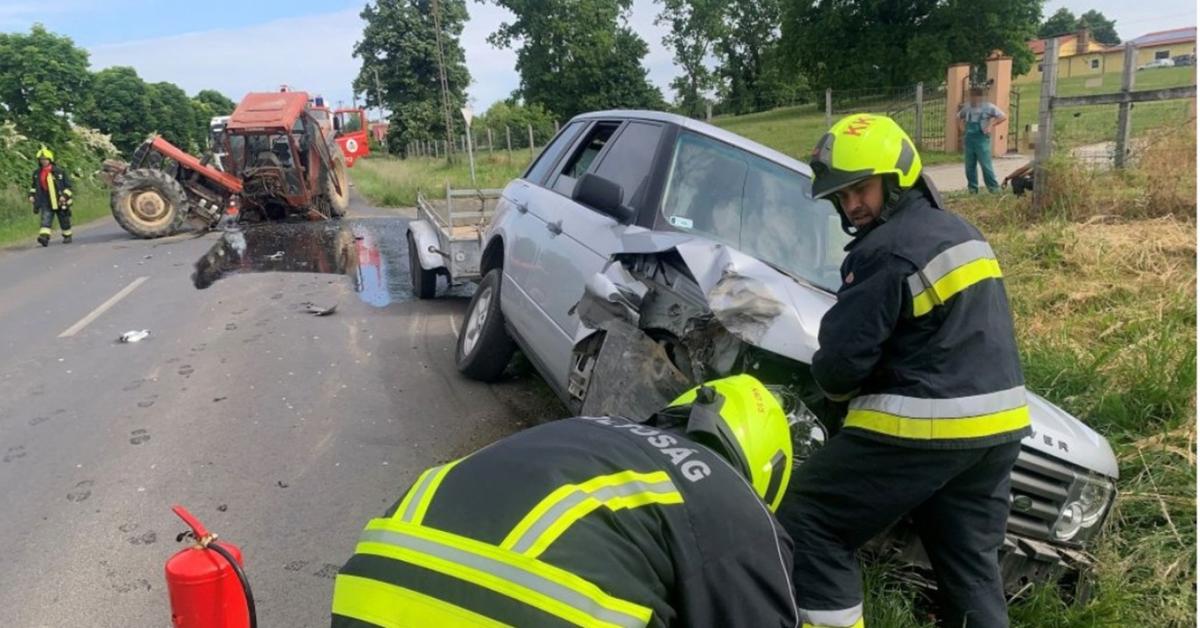 Súlyos traktoros ütközés: árokba csapódott egy SUV