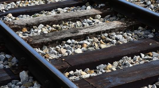 Vonattal ütközött a nyerges vontató – mezőgazdasági átjárón történt a baleset