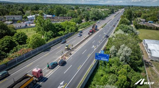 Erről mit gondolsz? Betonelemek váltják az acél szalagkorlátot az autópályán Erről mit gondolsz? Betonelemek váltják az acél szalagkorlátot az autópályán