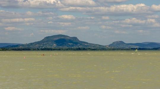 Gyorsabban melegszik, mint valaha: a Balaton kritikus ponthoz közelít