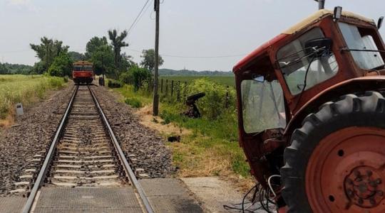 Traktorral ütközött a személyvonat – órákra megbénult a vasúti közlekedés Traktorral ütközött a személyvonat – órákra megbénult a vasúti közlekedés